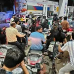 Petrol-Pump-Queue-5_1774584673427_1774584695607